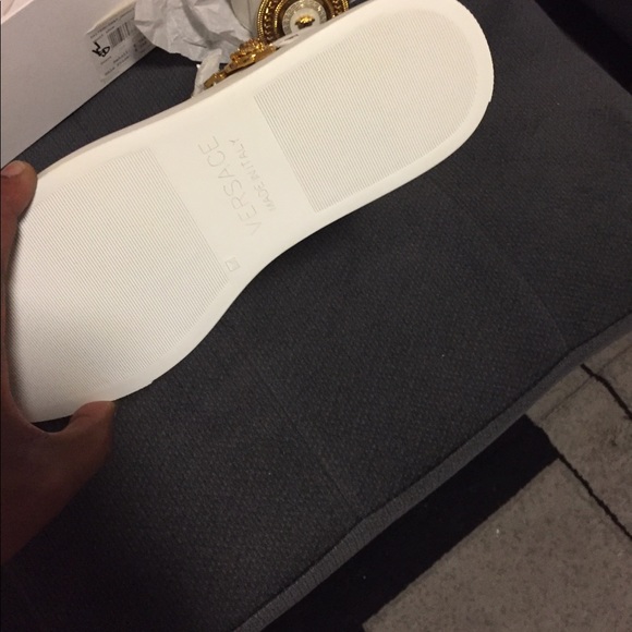 I’m selling a brand new man Versace tennis shoe 👟 - Picture 3 of 5